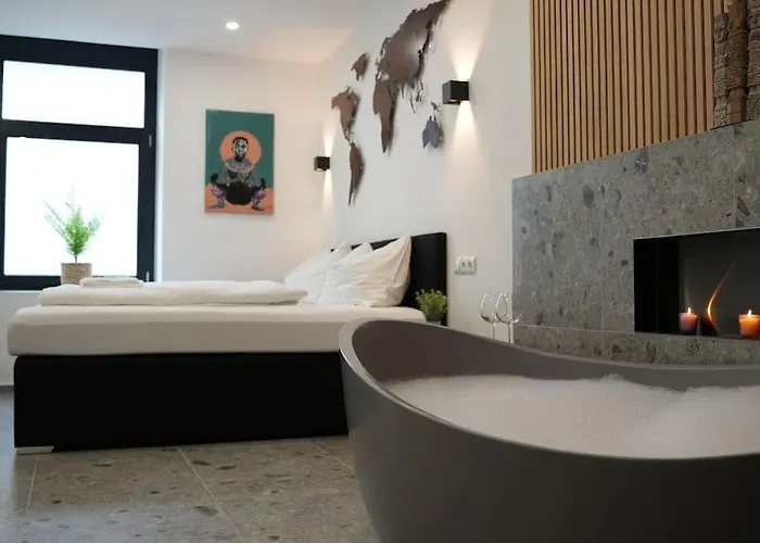 Mit Badewanne, Kamin Und Parkplatz *