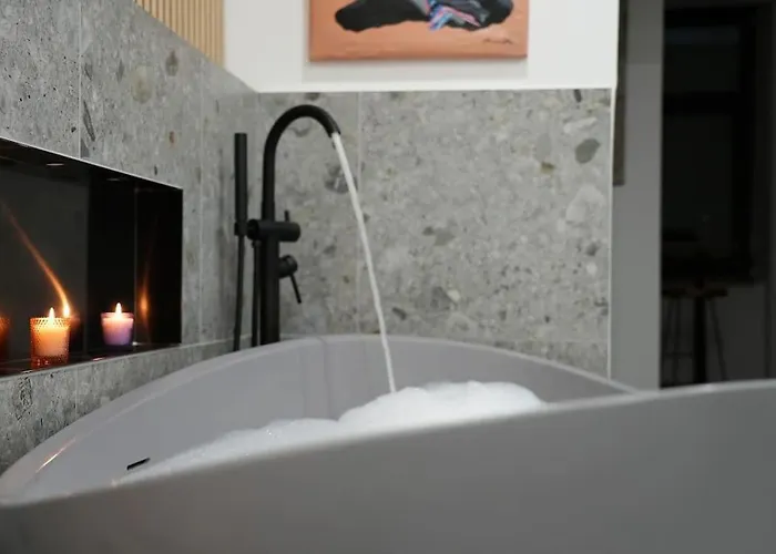 Mit Badewanne, Kamin Und Parkplatz * Graz